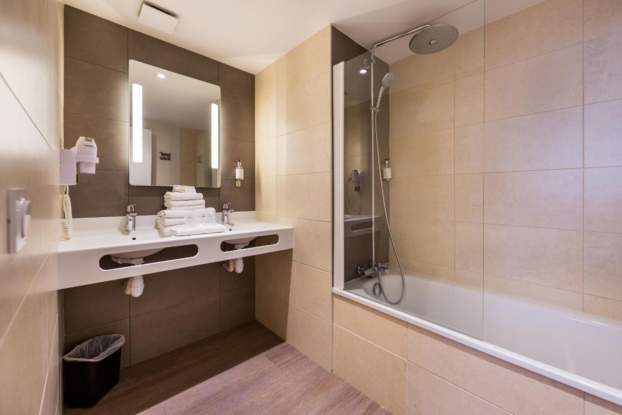 Brit Hotel Ploermel - Hotel De L'Hippodrome 外观 照片