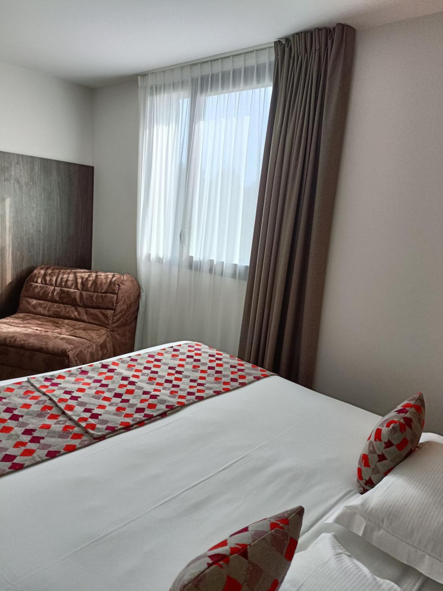 Brit Hotel Ploermel - Hotel De L'Hippodrome 外观 照片